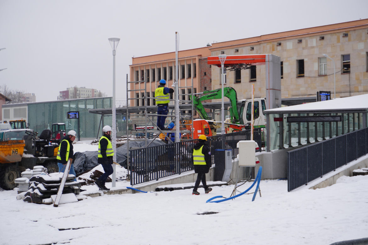 Nowy plac przed dworcem prawie gotowy. Kiedy zostanie otwarty?