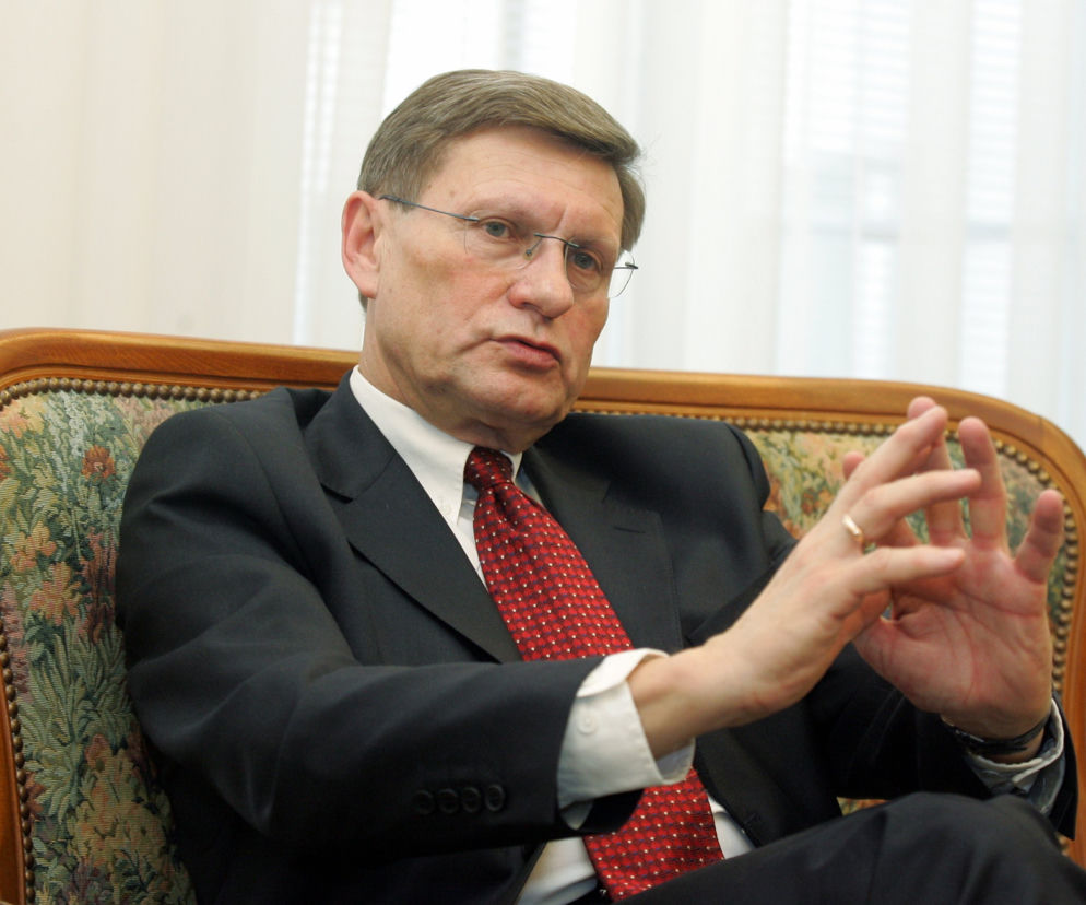 Leszek Balcerowicz w ciemnym garniturze siedzi na kanapie. O jego postulatach likwidacji 800 plus czytaj w SE Polityka.