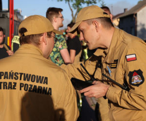 Wielki pożar pod Warszawą. Strażacy walczą z żywiołem