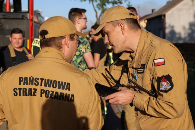Wielki pożar pod Warszawą. Strażacy walczą z żywiołem