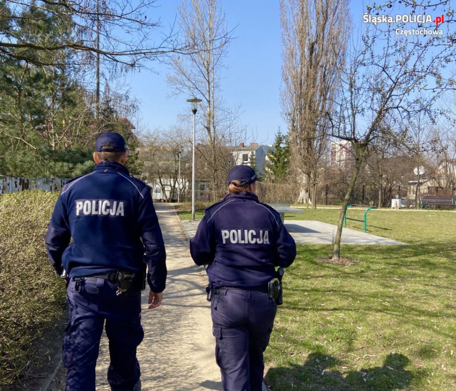 Policjanci czujni w dobie epidemii. Tak patrolują ulice miast Śląska i Zagłębia [ZDJĘCIA]