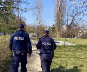 Policjanci czujni w dobie epidemii. Tak patrolują ulice miast Śląska i Zagłębia [ZDJĘCIA]