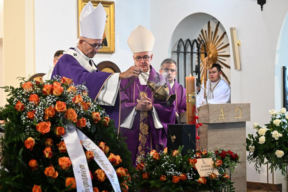   Pogrzeb Anatola Czaplickiego. Arcybiskup Galbas: pamięć o tym koszmarze długo nie przeminie