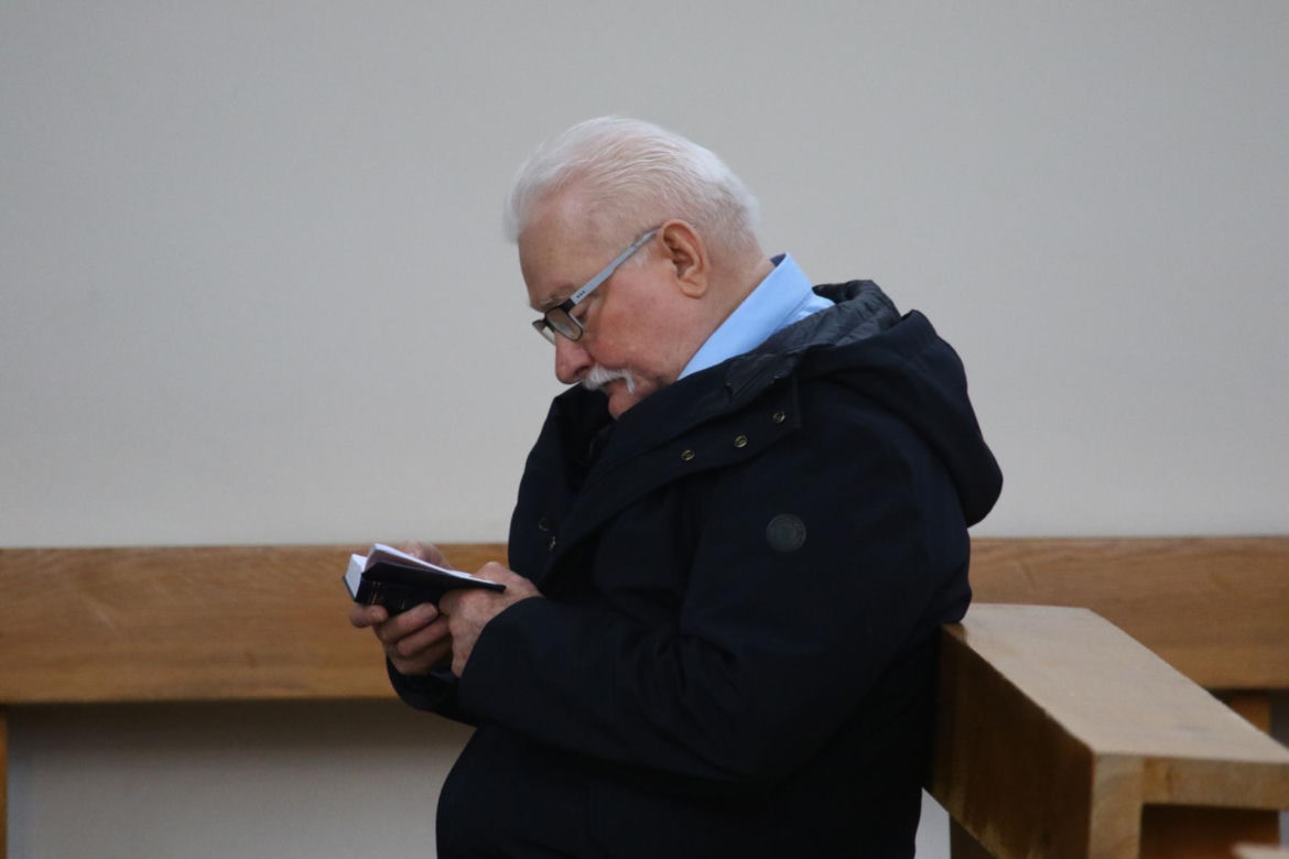 Lech Wałęsa zupełnie sam w pustym kościele. Pojechał się pomodlić tuż przed świętami