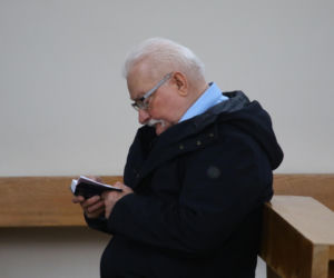 Lech Wałęsa zupełnie sam w pustym kościele. Pojechał się pomodlić tuż przed świętami