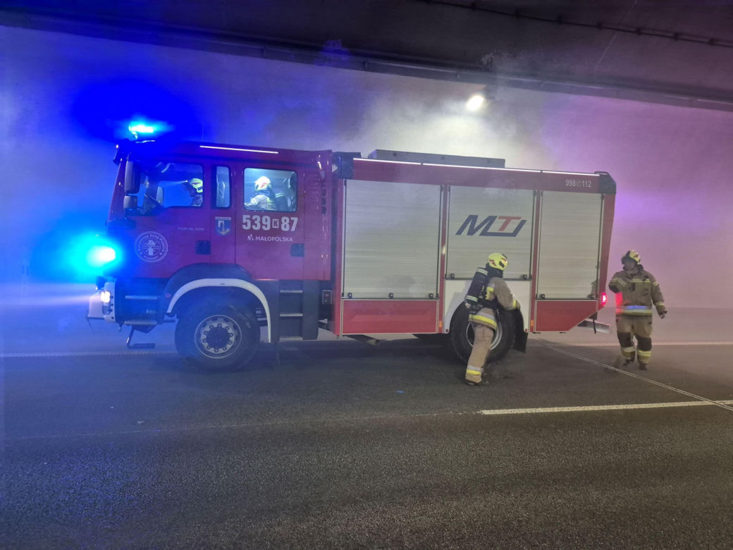 Tunel na Zakopiance został zamknięty. Przeprowadzono specjalną akcję służb ratunkowych