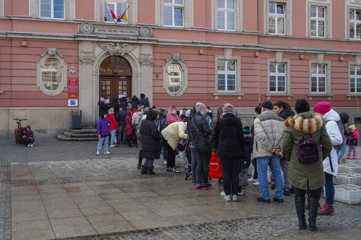 Wrocław. Potężne kolejki przed punktami, gdzie nadawane są PESELE