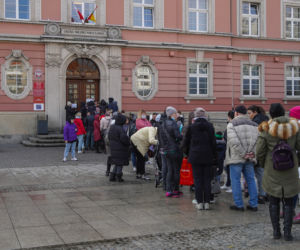Wrocław. Potężne kolejki przed punktami, gdzie nadawane są PESELE