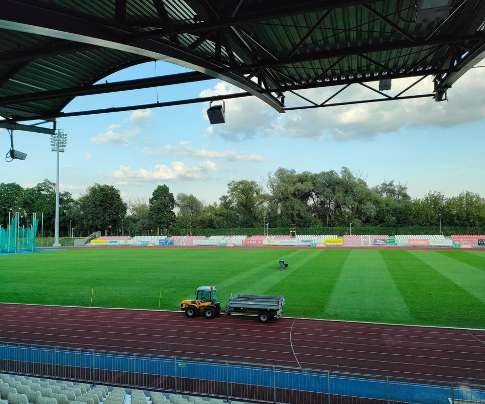 Pusta płyta Stadionu Miejskiego w Łomży z ciągnikiem. O szczegółach gali Fight District 3 przeczytasz na Eska Łomża.