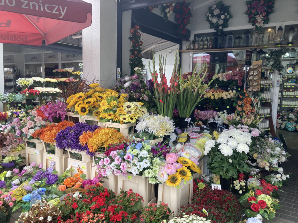Ceny zniczy i wiązanek na cmentarz 