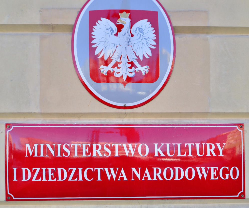 Tablica Ministerstwa Kultury i Dziedzictwa Narodowego pod godłem Polski. O wynajmie sal przeczytasz na SE Polityka.