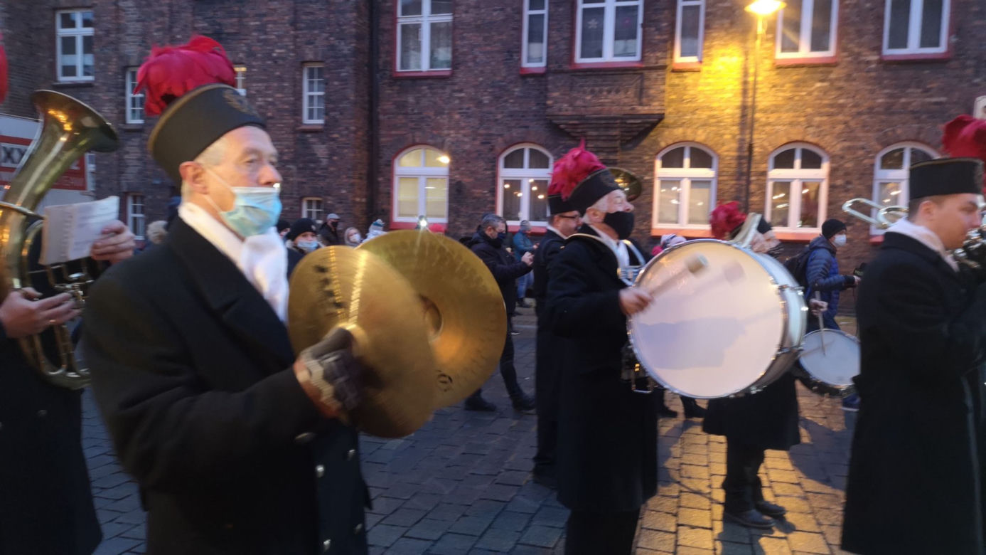Barbórka w czasach zarazy, Górnicza orkiestra mimo pandemii obudziła mieszkańców Nikiszowca! [ZDJĘCIA]