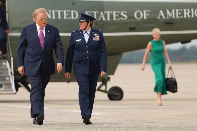 Trump obsypuje młode asystentki pieniędzmi! "Na Święta"