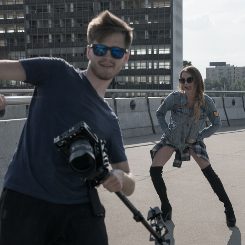 Plan teledysku Kasi Moś "Pryzmat" z udziałem Maffashion