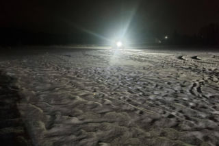 Ładzyń - lód załamał się pod autem, które wjechało na zamarznięty zbiornik wodny Bagno