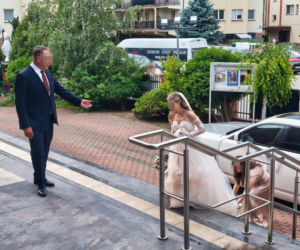 Niewiarygodne, co stało się z welonem! Wybranka Brzozowskiego w opałach tuż przed kościołem!