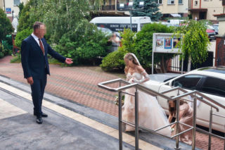 Niewiarygodne, co stało się z welonem! Wybranka Brzozowskiego w opałach tuż przed kościołem!