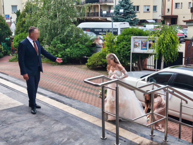 Niewiarygodne, co stało się z welonem! Wybranka Brzozowskiego w opałach tuż przed kościołem!