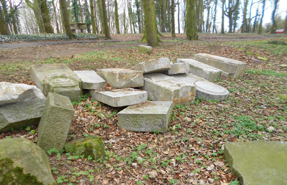 Zaniedbany stary cmentarz przy ul. Ostrowskiej zmienia się w piękny park