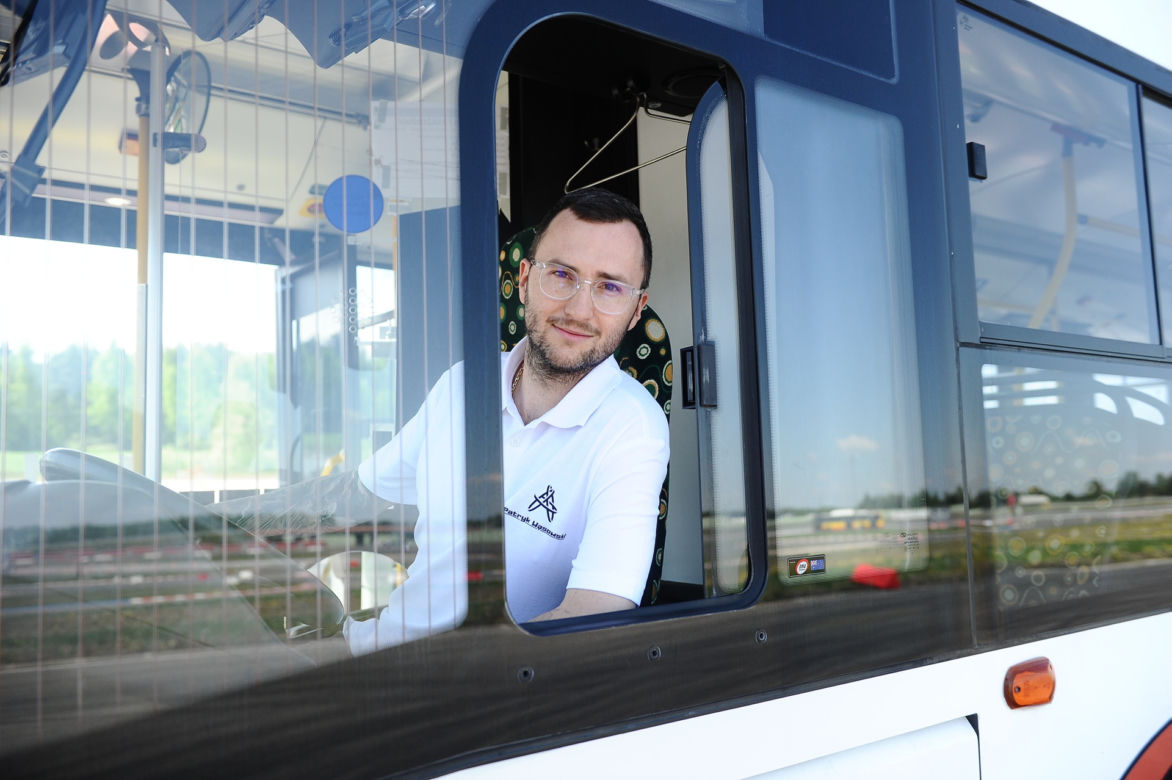 Pachołki latały jak kręgle. Tak wyglądały mistrzostwa kierowców autobusów 
