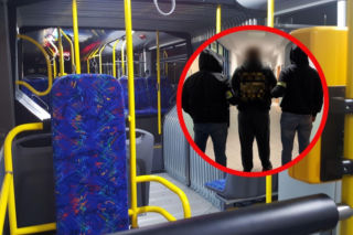 Pokłócił się z kierowcą, opluł go i wybił szybę. Awantura w autobusie zakończona zatrzymaniem!