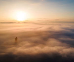 Wow! Ogromna mgła przykryła mazurskie miasteczko. Zobacz niesamowite fotografie