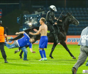 Chorzów: Zadyma na stadionie Ruchu. Kibole odpalili race i wdarli się na murawę [GALERIA]