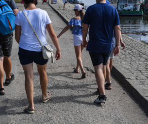 Turyści i mieszkańcy pytają prezydenta miasta: Kiedy remont toruńskiego chodnika nad Wisłą?