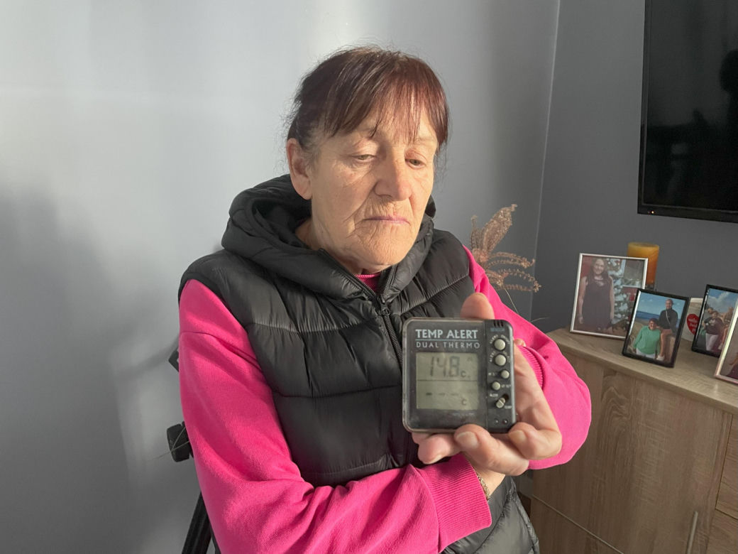 Dramat 67-letniej pani Basi. W mieszkaniu ma 14 stopni, ogrzewa się kuchenką gazową!