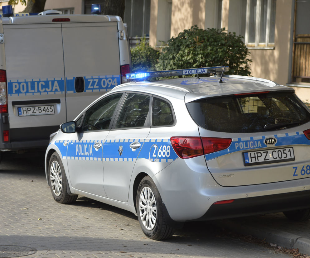 Policja radiowóz interwencja wypadek stłuczka taśma policyjna kogut policyjny
