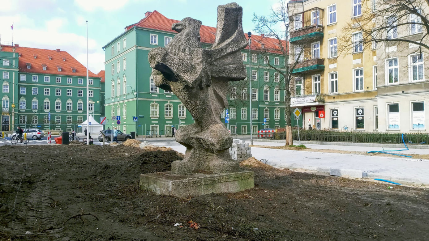Rzeźba gryfa na alei Jana Pawła II