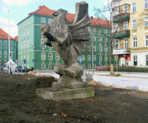 Rzeźba gryfa na alei Jana Pawła II