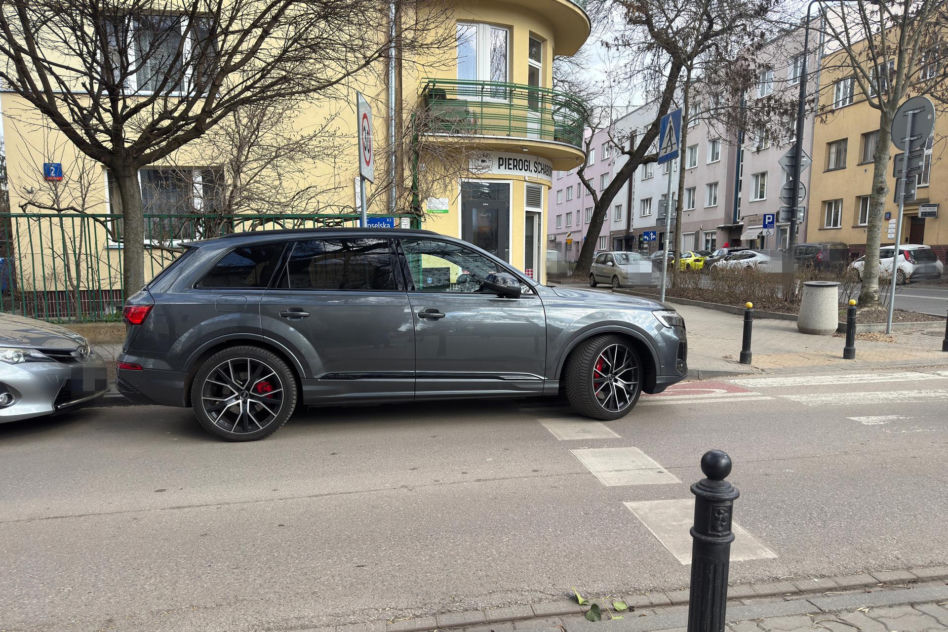Tomasz Karolak parkuje jak król na włościach