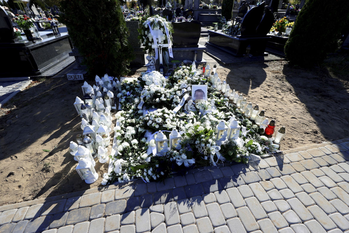 Grób 3-letniego Stasia utonął w morzu kwiatów. Trudno powstrzymać łzy