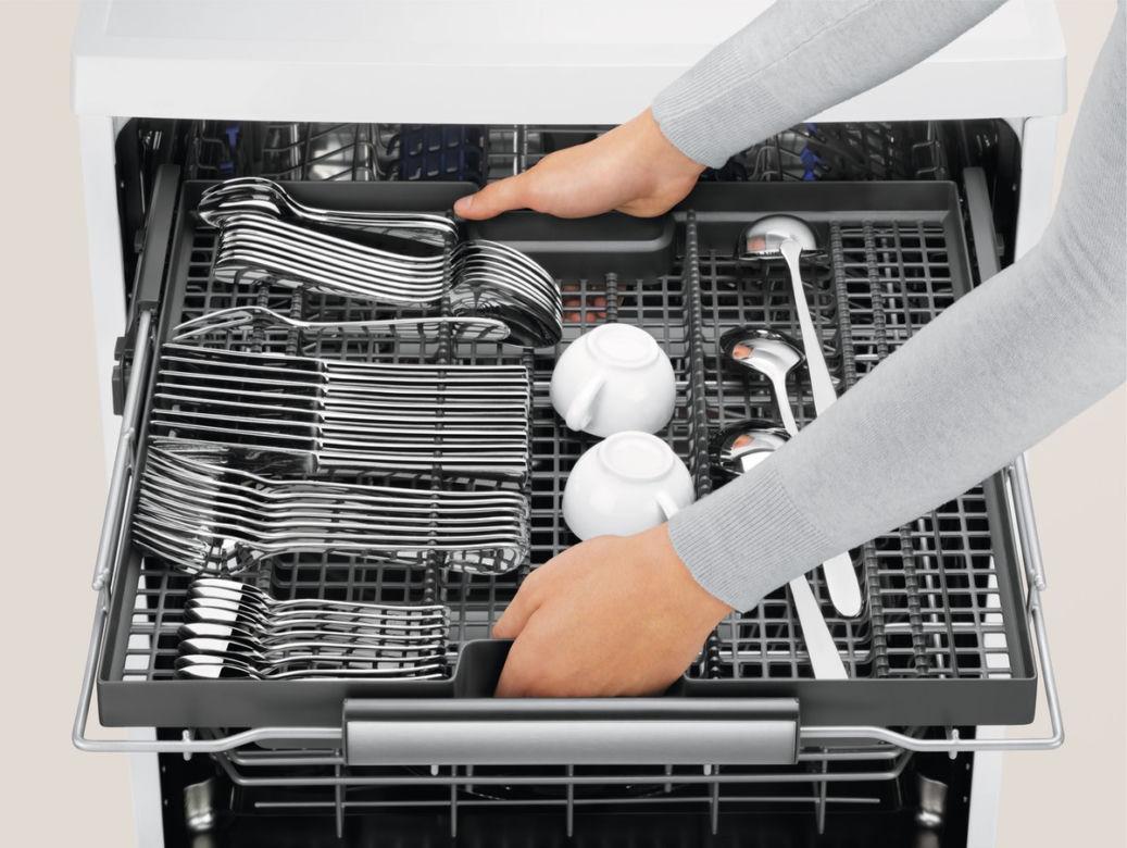 Zmywanie naczyń bez bólu pleców? Poznaj zmywarki ComfortLift®