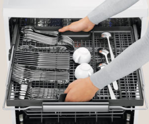 Zmywanie naczyń bez bólu pleców? Poznaj zmywarki ComfortLift®