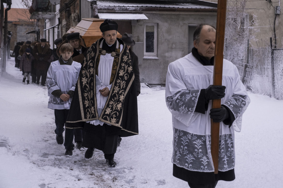 Stulecie Winnych 4 odc. 46. Ksiądz Ignacy (Lesław Żurek), pogrzeb Andzi i Stanisława