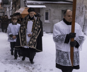 Stulecie Winnych 4 odc. 46. Ksiądz Ignacy (Lesław Żurek), pogrzeb Andzi i Stanisława