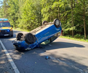 Niebezpieczny wypadek w Lesie Rzepińskim. Kierowca Nissana dachował