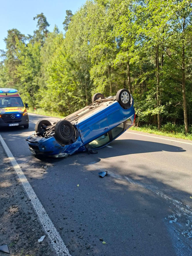 Niebezpieczny wypadek w Lesie Rzepińskim. Kierowca Nissana dachował