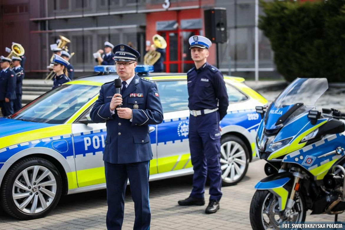 Policjanci jeżdżą odnowionymi radiowozami! Samochody aż się błyszczą! [ZDJĘCIA]