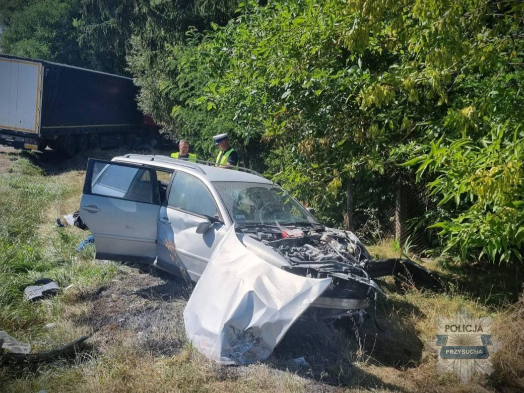 Dramat na drodze. 5 osób rannych pod Przysuchą. Tir roztrzaskał się z osobówką