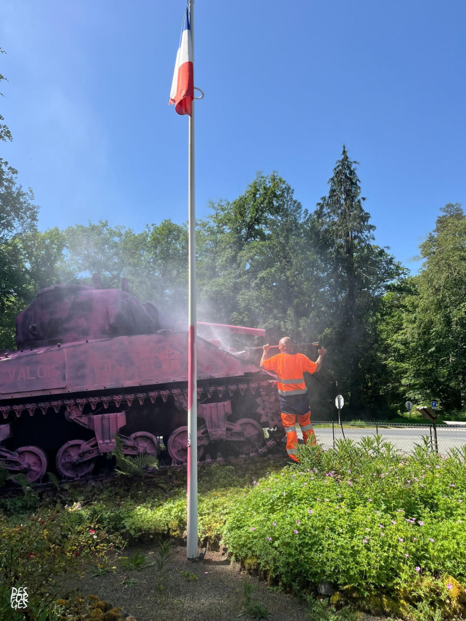 Czołg Sherman "Valois" zdewastowany. Historyczny symbol walki o wolność Francji pomalowano na różowo