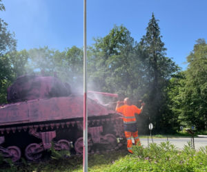 Czołg Sherman Valois zdewastowany. Historyczny symbol walki o wolność Francji pomalowano na różowo