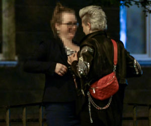 Magdalena Narożna łapie koleżankę za piersi
