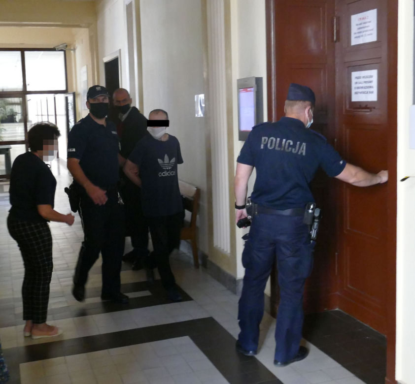 Brat chciał go zadźgać, zginął pod kołami auta