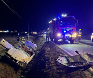 Poważny wypadek w Olszynach: BMW rozbite, 5 młodych osób w szpitalu