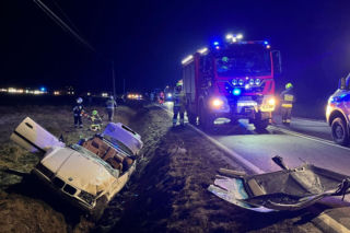 Poważny wypadek w Olszynach: BMW rozbite, 5 młodych osób w szpitalu