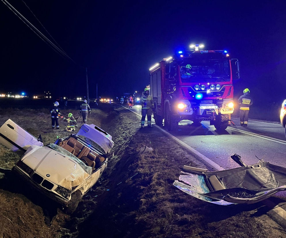 Poważny wypadek w Olszynach: BMW rozbite, 5 młodych osób w szpitalu
