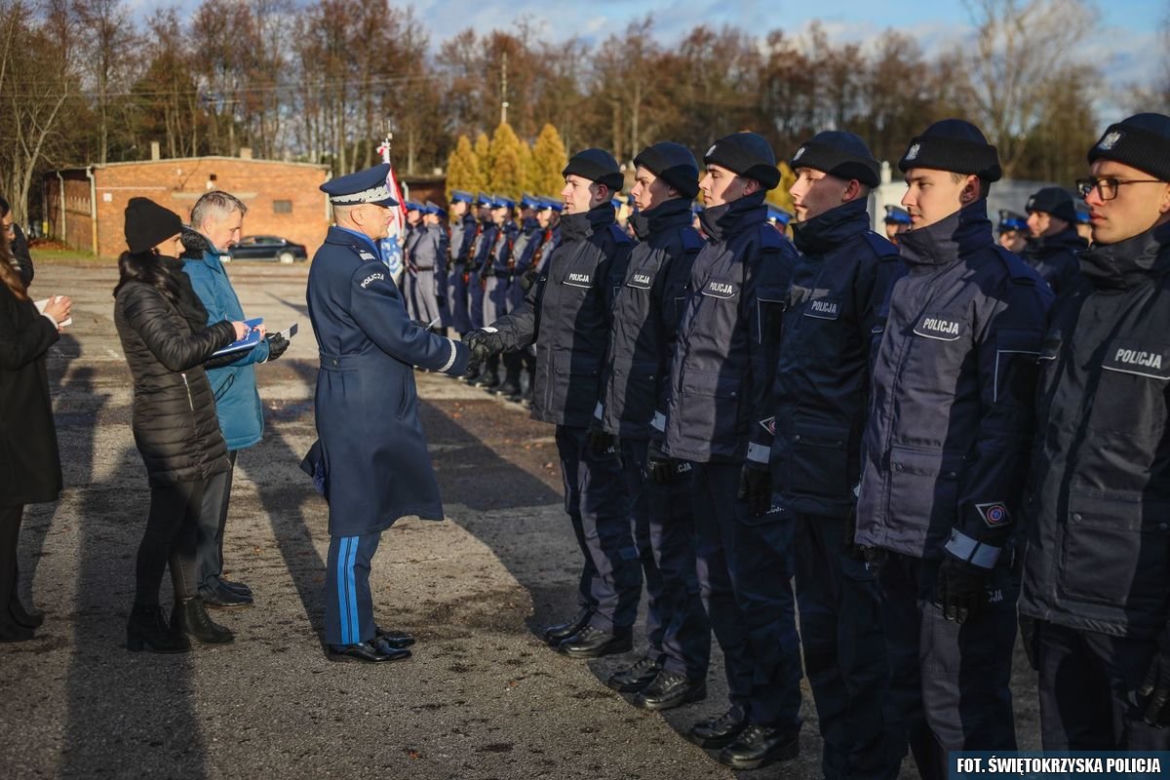 Nowi policjanci w świętokrzyskim garnizonie. W szeregi wstąpiło 58 funkcjonariuszy 